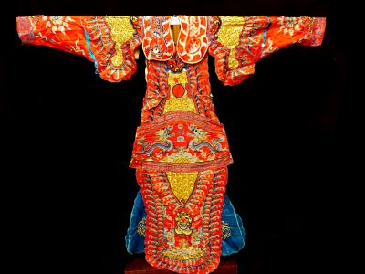 Alte chinesische Theater-Kostüm Rot und golden