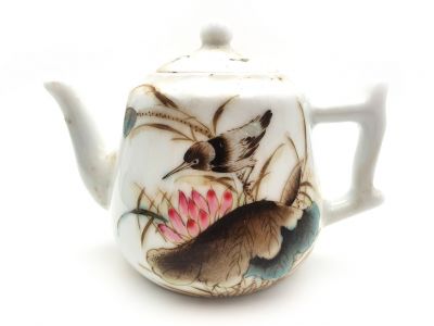 Chinesische Teekanne aus Porzellan - Vogel auf einem Lotus 2