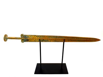 Espada de teatro chino en su soporte de exhibición - Encaje