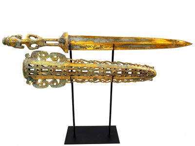Espada de teatro chino en su soporte de exhibición - Espada con estuche