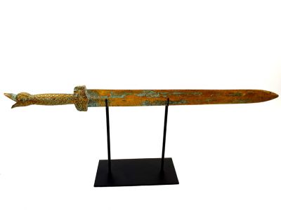 Espada de teatro chino en su soporte de exhibición - Pato