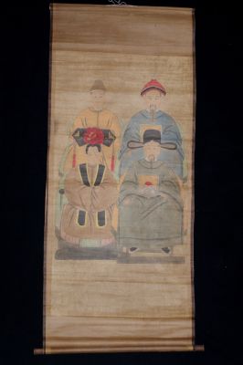 Chinesische Mandarin-Familie – Malerei auf Papier – Mitte des 20. Jahrhunderts – 4 Charaktere