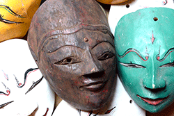 antiguas máscaras de madera de Indonesia