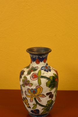 Kleine Chinesische Vase in Cloisonné Weiß Blumen