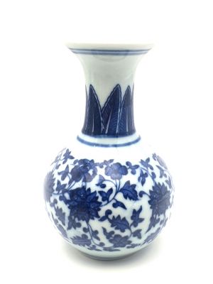 Kleine Vase aus chinesischem Porzellan - Weiß und Blau - Blume