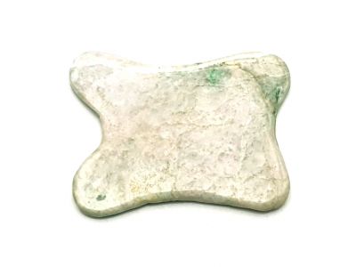 Medicina Tradicional China - Gua Sha cóncavo en Jade - Verde claro con una mancha verde